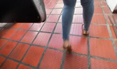 Jarlyn and Dalilah clean the carburetor of the Fiat 147 before going out for a drive