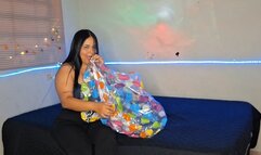 Naomi infla por completo su pelota inflable