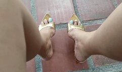 Pronounced bows on high heels (2)