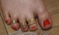 Admiring the short toes of a plus-size girl