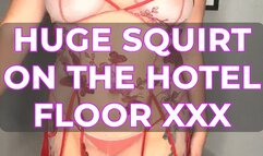 HUGE SQUIRT ON THE HOTEL FLOOR XXX