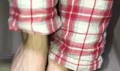 Piétinement de cousin pied nue