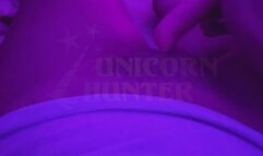 Tocando uma siririca usando um vibrador golfinho