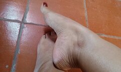 Pronounced soles and bows of the goddess Roxan (3)