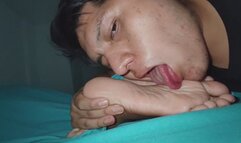 Roxana rests her feet licking worship and cumming on her feet