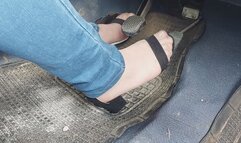 Accelerando nel parcheggio con il cofano aperto