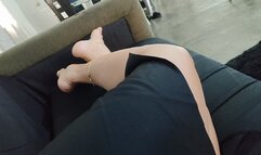 Angelin and its rich soles and pronounced arches on a sofa (1)