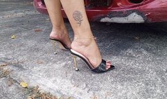 Roxan repairs his car to pump its pedals (3)