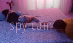 schiavo annusa e lecca i miei piedi mentre dormo