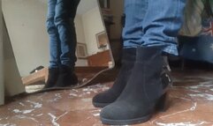 TOE TAPPING IN BLACK LEATHER BOOTS