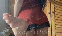 En nuisette pieds nus