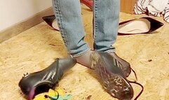 j'éclate des ballons avec des chaussures de golf