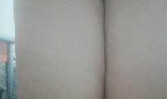 Amputated arms and half a leg, she eats, drinks and uses the phone!