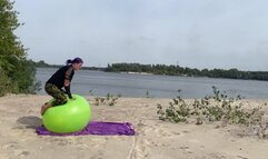 play with shosu beachball on nature