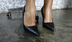 Kendall cross-legged leaving her stiletto heels dangling (5)