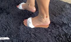 Pronounced arches on flip-flops and wrinkled soles (1)