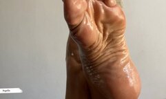 Wrinkled soles with a lot of oil and unparalleled pronounced arches (1)