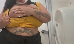 Bbw colocou as bolinhas no cu no banheiro