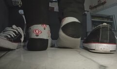 SHOW SOLES OF FEET IN PUBLIC