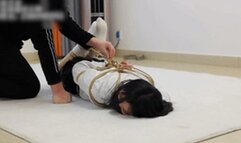 xy285-Tall flesh-colored JK beauty is tied up tightly with ropes and tries to find a way to get rid of it in the house