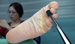 Jiaqi showed her slender soles up close, and I gently tickled her