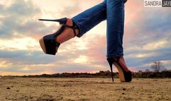 Sandra Jayde 01-03-25 Walking in a pair of platform stilettos