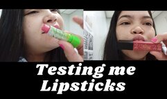 Probando me labial en el trabajo