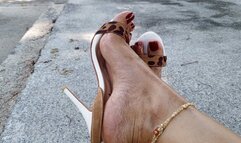 High bows, high heels and well-painted nails (3)