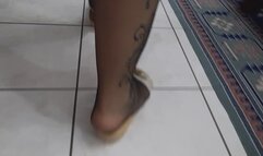 Voglia di cazzi, collant 8 DEN , mini gonna , camicetta bianca scollata , occhiali e ai miei Piedi i Pescura