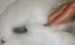 i play with my glass dildo in the bathtube