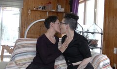 True lesbian kissing (HD)