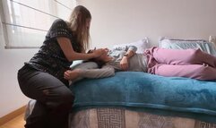 Enfermera Dominatrix me castiga aplastandome y haciéndome oler su culo gigante