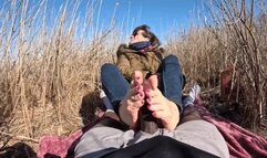 Jerked his dick with my toes in the bushes, huge ropes of cum! milf feet on bbc, his pov