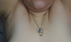 Jugando con mis axilas peludas