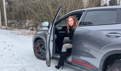 The girl in high-heeled boots realized that the car would not drive up the slippery mountain and she had to climb herself, of course, her heel slipped, she fell and severely injured her leg