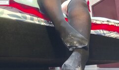 Mila1_Fox itchy stocking feet covered in powder