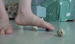 The goddess Su Su stomped on the testicles with her beautiful feet, crushing them all!