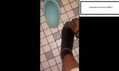 Niauhhh itchy feet in restroom
