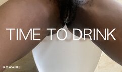 Rowanie Toilet Pee day 1 pussy close up and rubbing