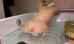 EXTREMELY juicy farts while bathing, very loud farting - MP4