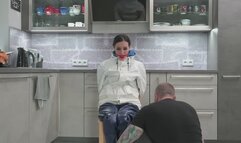 Miss Amira an einen Stuhl gefesselt in einem Farmerrain Regenanzug (behind the scenes)