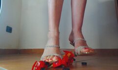 DISTRUGGO IL SUPER EROE - I DESTROY THE SUPER HERO - ( italian language )