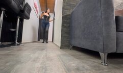 Kalinda crushes tomatoes