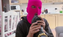 Miss Rose umilia il suo schiavo facendogli leccare le suole dei suoi stivali neri