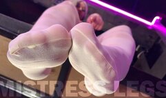 Under the Feet of the Mistress in White Pantyhose on the Bar Counter (MP4 HD)