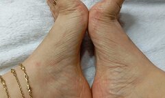 What delightful pronounced arches on small feet (4)