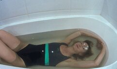 HOLD BREATH IN HOT BATHTUB AND SEXY BUBLES UNDERWATER 8 (in sexy sports swimsuit)