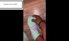 Niauhhh itching between her toes