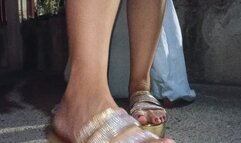 Beautiful Vannesa leaves her high flip-flops hanging down (7)