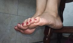 Vannesa lets her feet and fingertips show very closely (7)